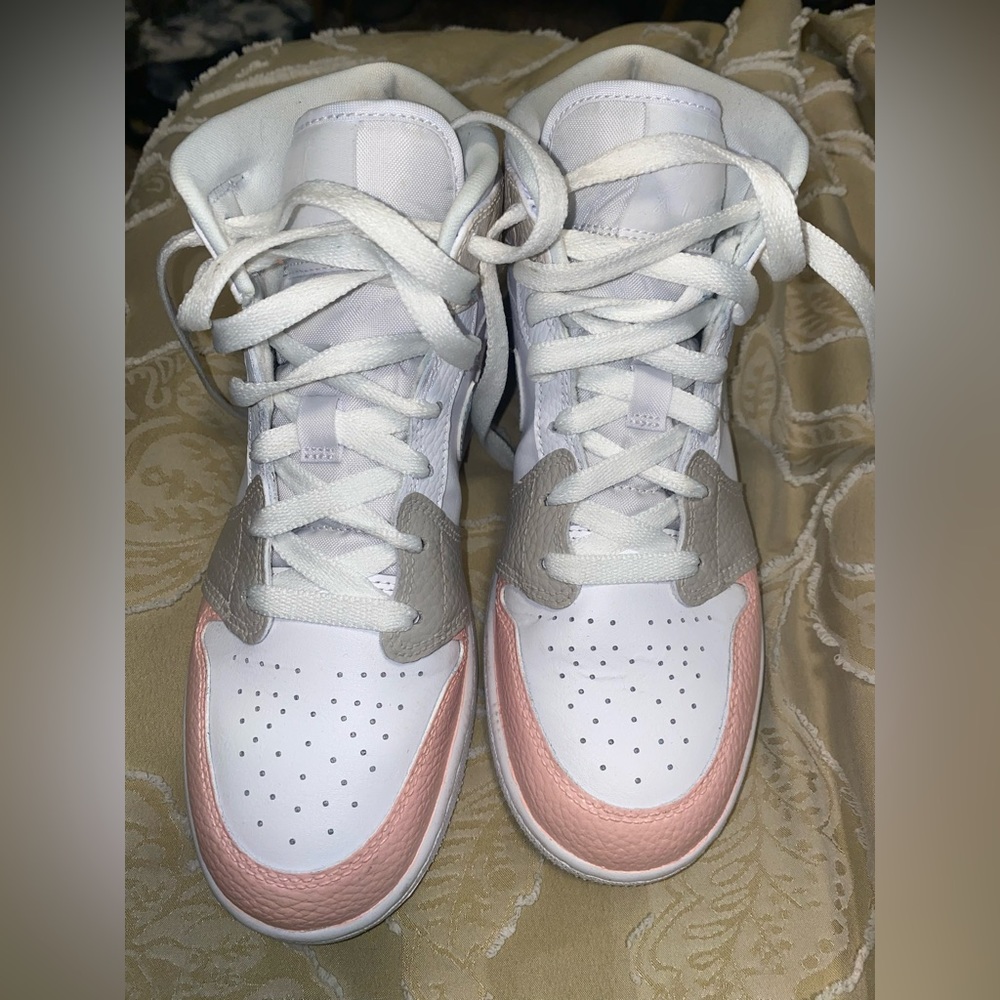 Air Jordan’s 1 size 5.5 in males. 7 in women - Picture 2 of 6